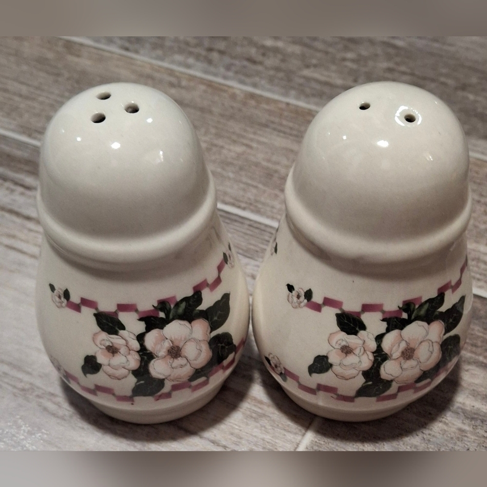 2PCS 1998 Vintage Red & White Roses Salt and Pepper Shaker Set.